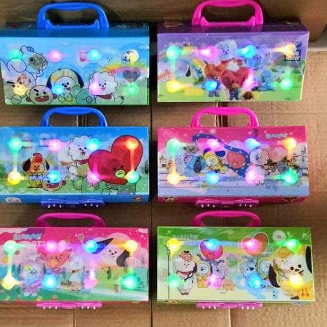 

V93 +FREE BUBLE WRAP TEMPAT KOTAK PENSIL KODE 3D LAMPU LED 3 susun 3 MODE NYALA ☼➵ ➠