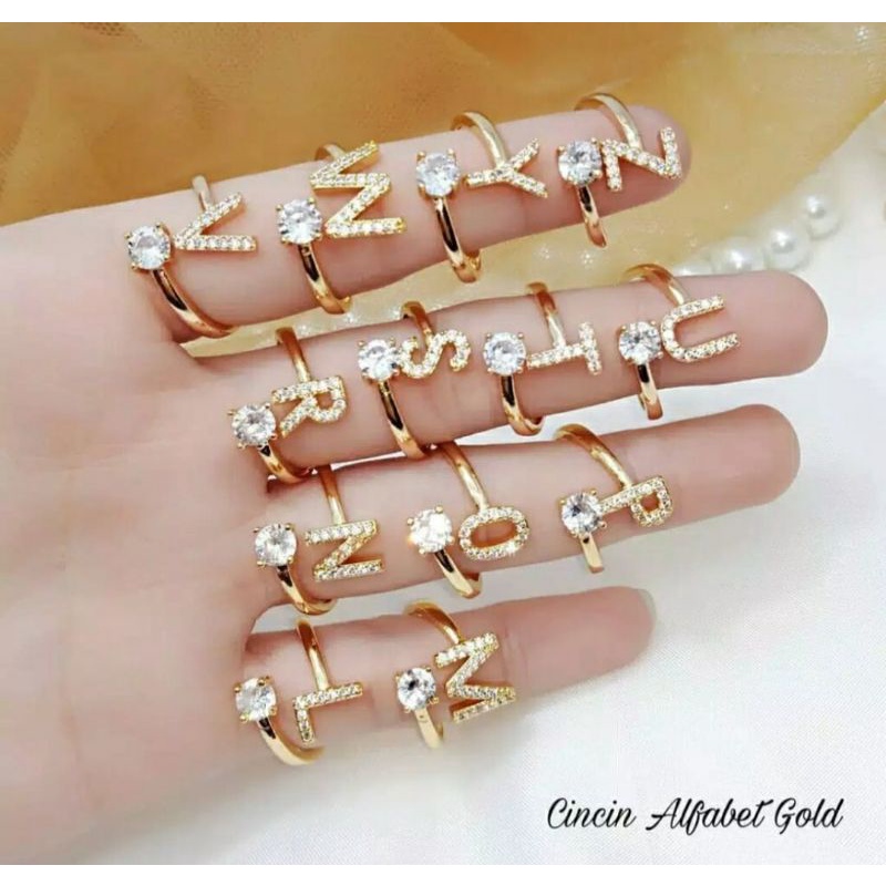Cincin inisial nama berlian