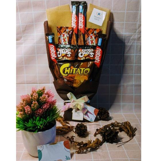 

Promo Terupdate | NnT [incrediblegifts.id] Snack Bouquet/Bucket Brown Series / Hampers/ gifts/ buket/ kado/ wisuda/ anniversary/ ulang tahun untuk cewek dan cowok |Asli@diskon