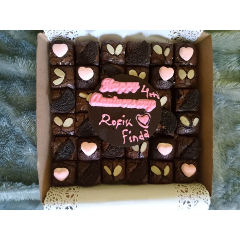 

custom fudgy Brownies dengan ucapan