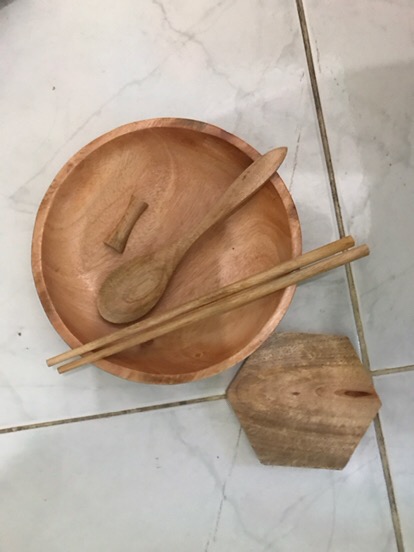 Piring Liuk Paket Kayu Mahoni ( Piring 20cm, Coaster Hexagon, Sendok Mahoni, Sumpit Mahoni)
