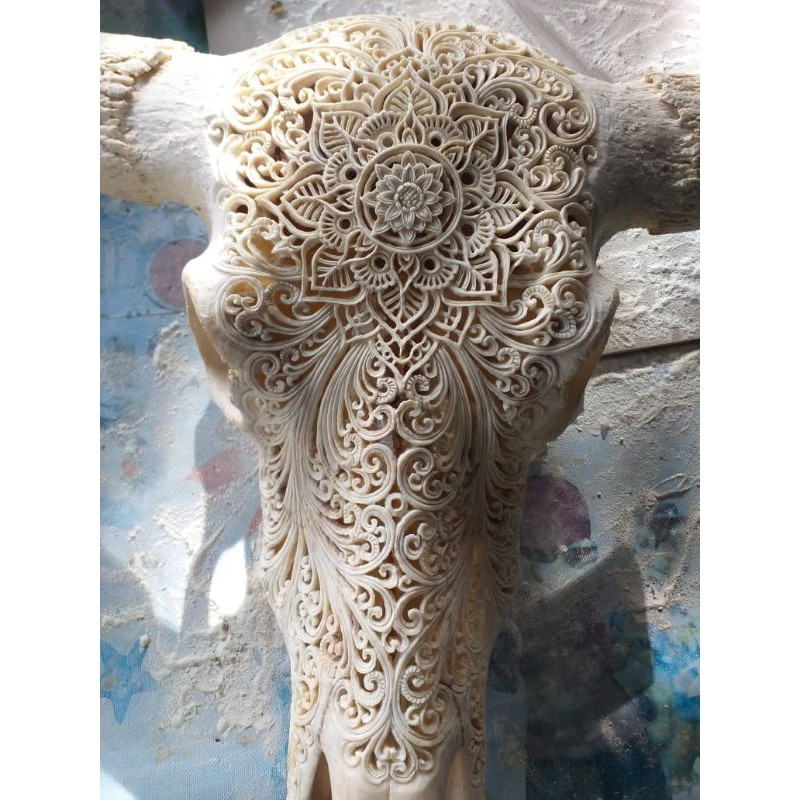 ukiran dari tengkorak kerbau ukur sama tanduk