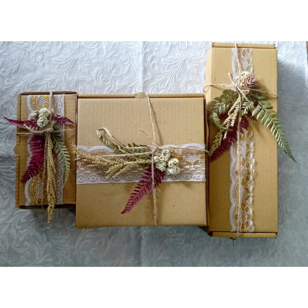 

Hampers / Package Gift Box Aesthetic With Dried Flowers - Kotak Hadiah / Kado Bunga / Kotak Bunga