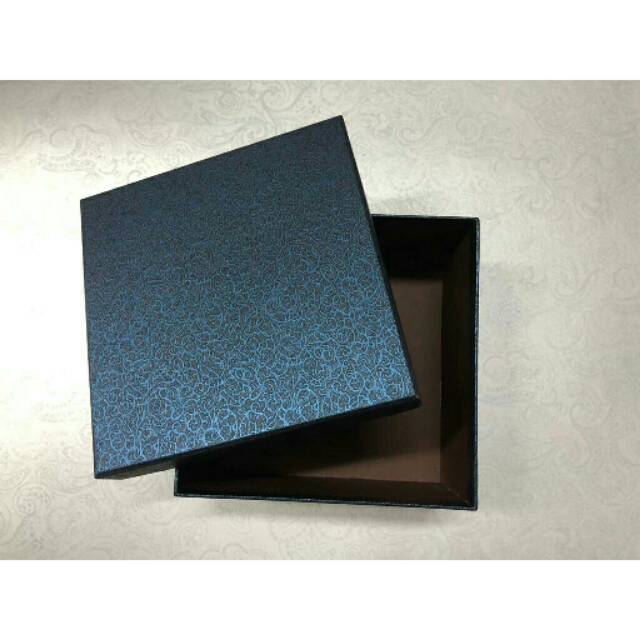 

PROMO MURAH - kotak kado ukuran 18,3cm x 18,3cm x 9cm