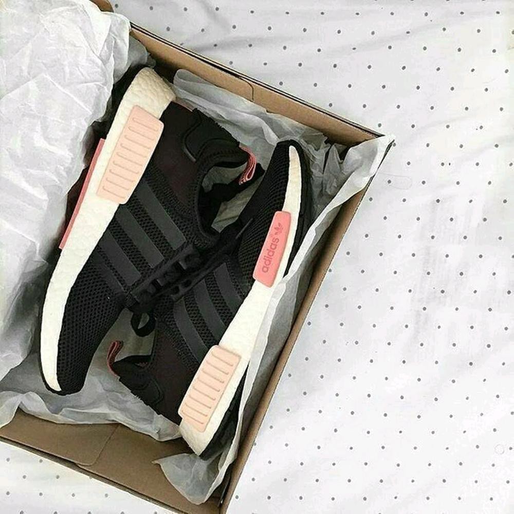Dijual SEPATU ADIDAS NMD R1 PRIMEKNIT BLACK BABY PINK Berkualitas