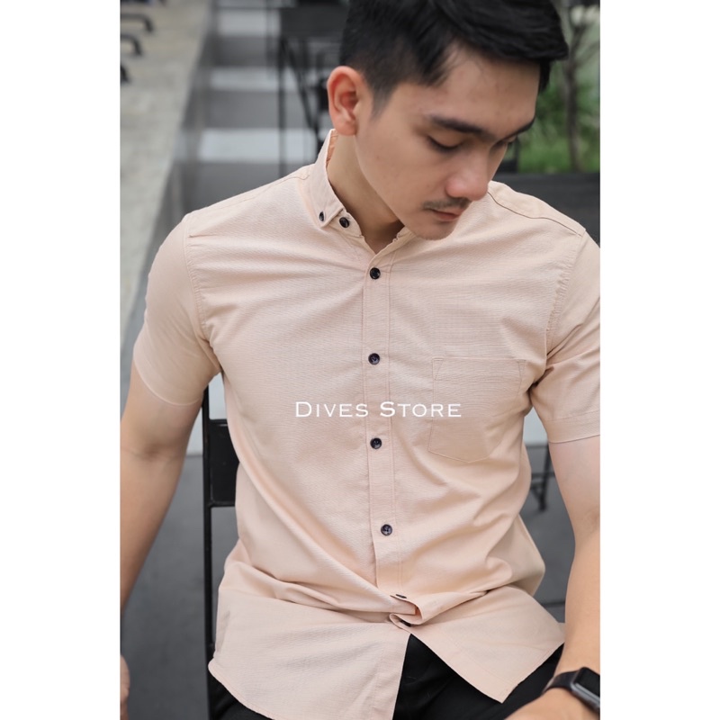 Kemeja pria polos slimfit kasual basic HeM lengan pendek krem