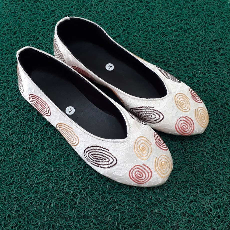 etnik fashion sepatu wanita flat slip on bordir keong putih