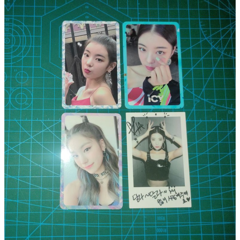 Itzy pc photocard lia yeji pola icy border esbatu