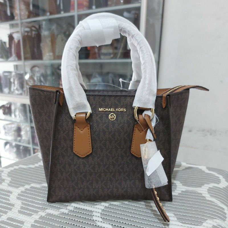 MK kris small satchel sign Born /acorn