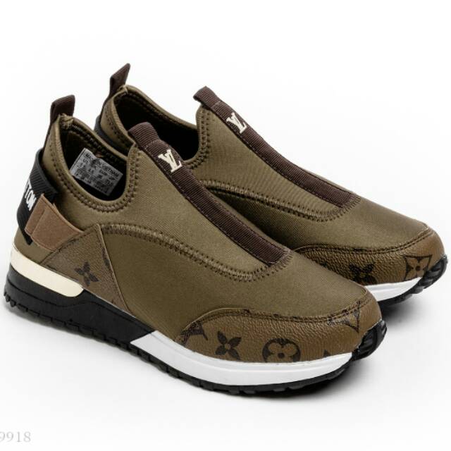 LOUIS VUITTON SNEAKERS*
LV Run Away Monogram Sneakers

Seri 9918
SEMI PREMIUM Quality