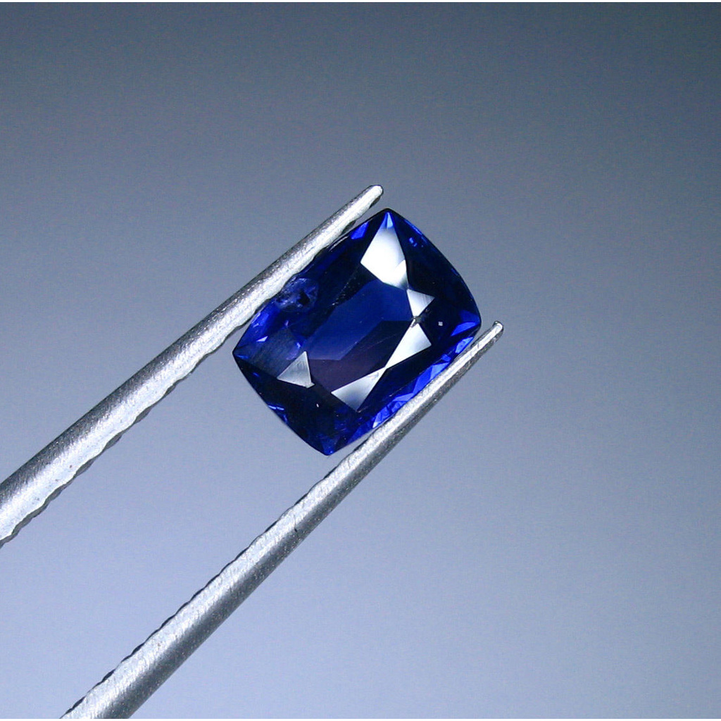 Certified Rectangular VS 0.77ct 6.3x4.6x2.5mm Heated Only Natural Top Royal Blue Sapphire SH119