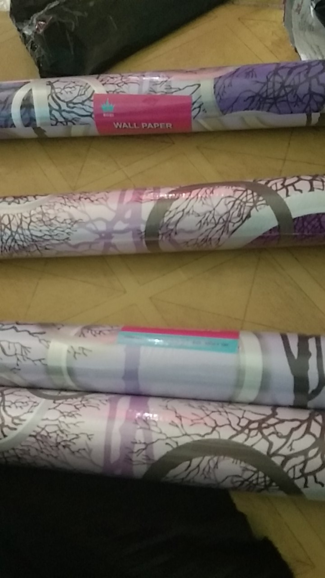 Wallpaper Dinding Motif Polkadot Ranting Ungu