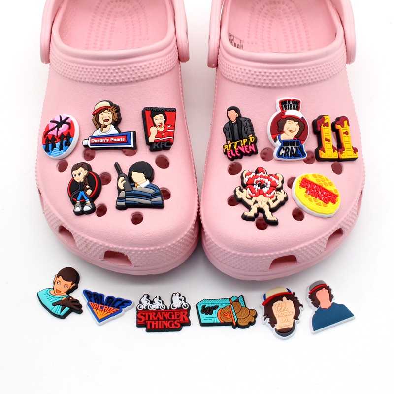 film horor Crocs Jibbitz wanita charms sandal Stranger Things DIY pin Aksesoris pria Bahan Untuk Dekorasi Sepatu Hadiah anak