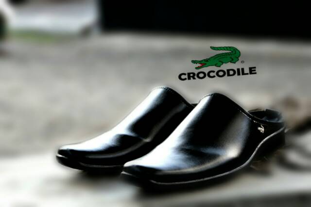 BEST SELLER / SENDAL SEPATU BUSTONG CROCODILE HITAM