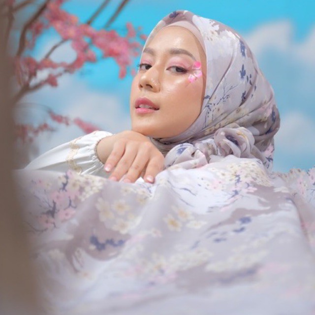 Koyu Hijab Segiempat Sakura Scraft Set masker Premium Hampers