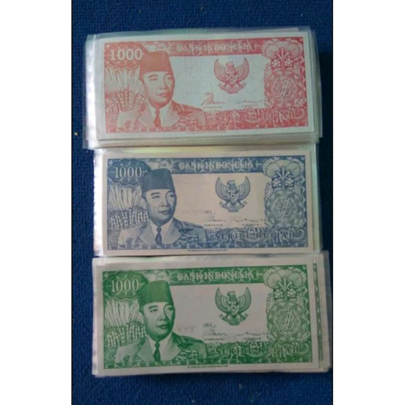 uang souvenir sukarno gulung melengkung pecahan 1000 ada lafadz kun fayakun di bawah sinar UV