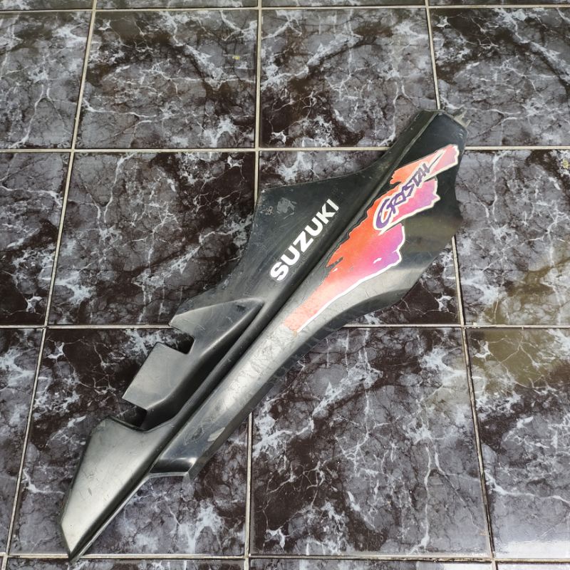 cover body samping kanan Suzuki crystal 110 original