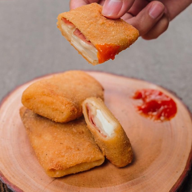 

Risoles ham and cheese halal bahan premium! PO Setiap Sabtu