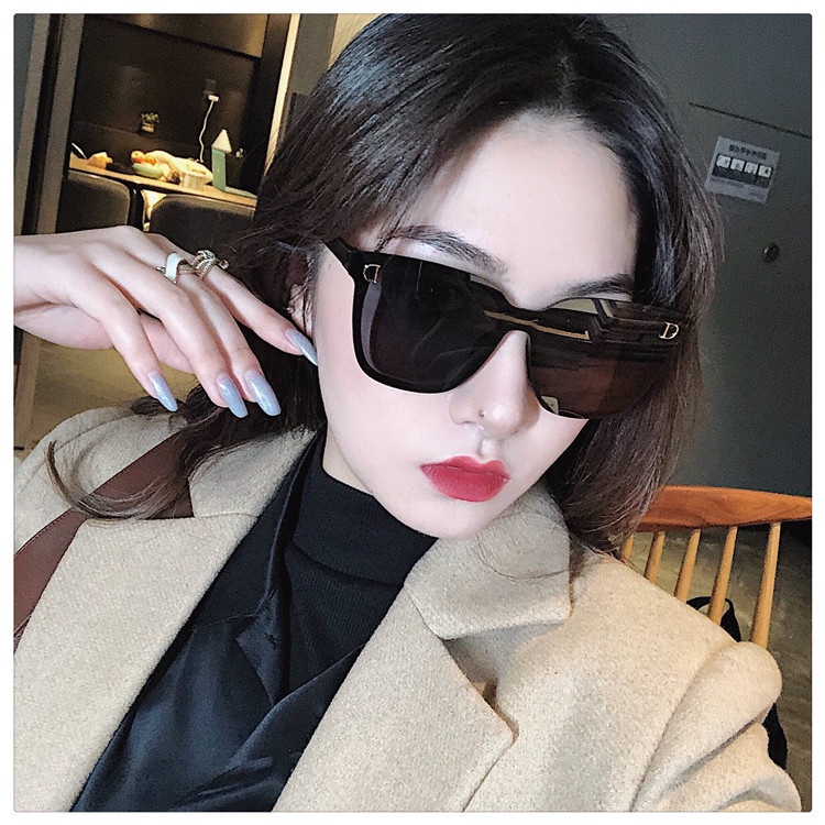 ❤LUCKY❤  INS Fashion Square Besi Frame Wanita Kacamata Hitam Wanita/Pria