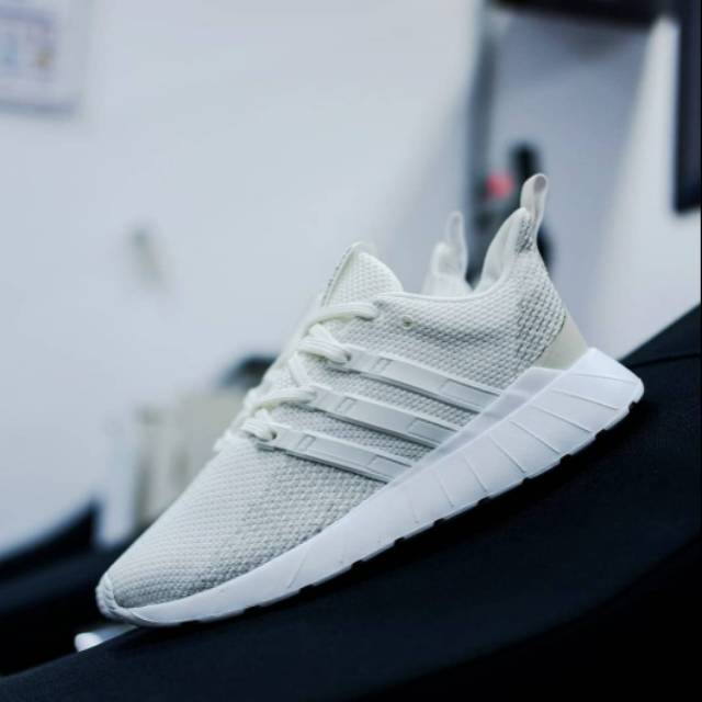 adidas questar flow harga