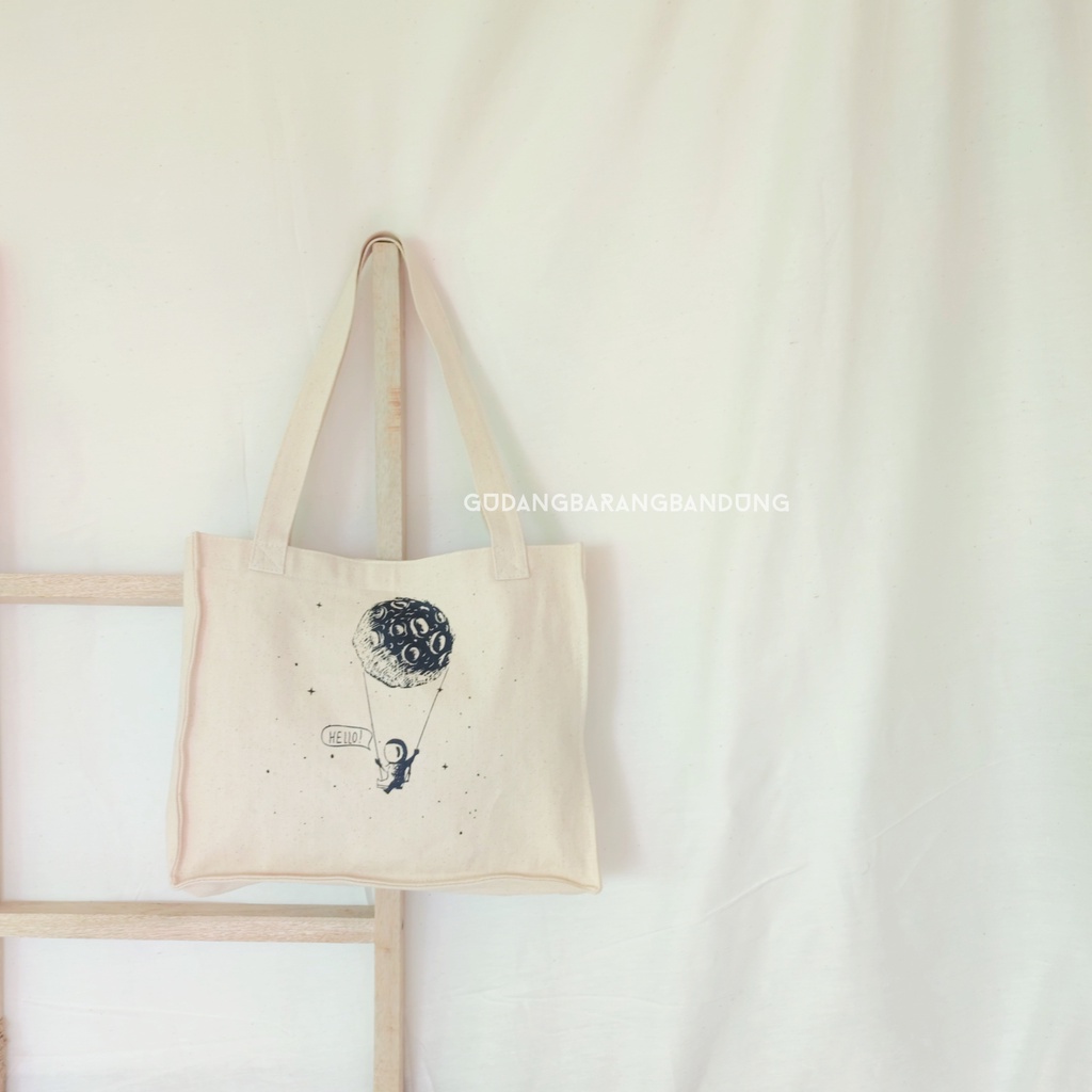 Tote Bag Kanvas dengan Desain Square Astronot: Gaya yang Luar Angkasa untuk Aktivitas Anda!