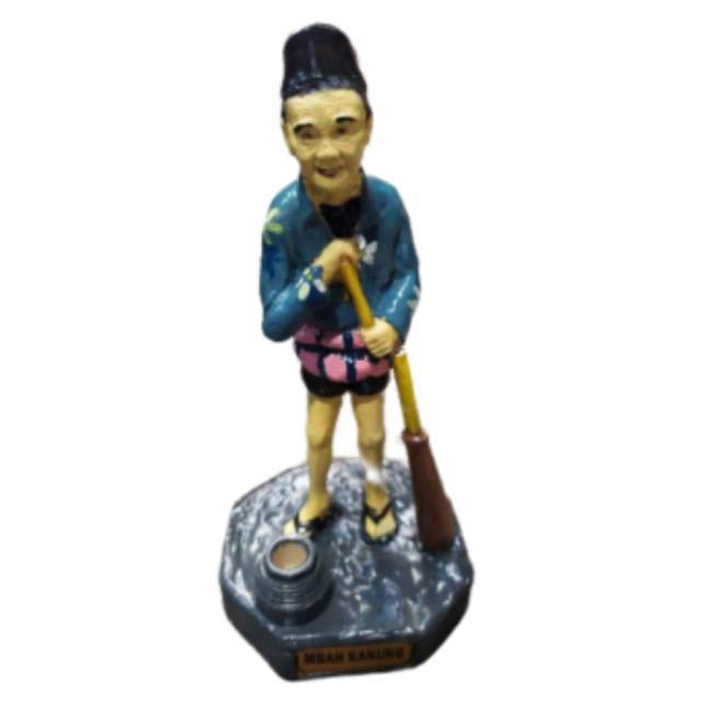 PAJANGAN MINIATUR PATUNG MBAH KAKUNG BAWA SAPU 19x9x9 cm - DEKORASI RUMAH