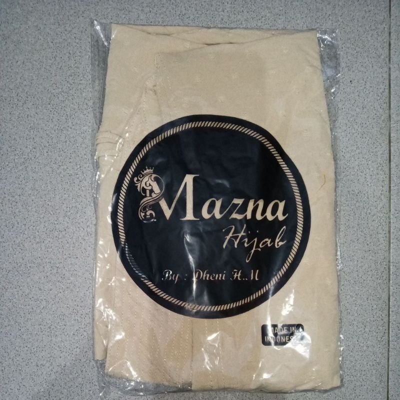 bergo/jilbab/khimar one tone crinkle uragiri oval by mazna/tudung/başörtüsü-Cream
