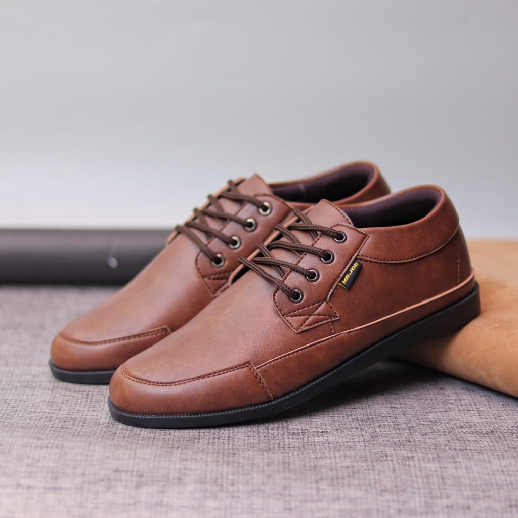 MOLK Sepatu Casual Formal Pria Pantofel Kerja Kantor Kuliah Kulit Sintetik