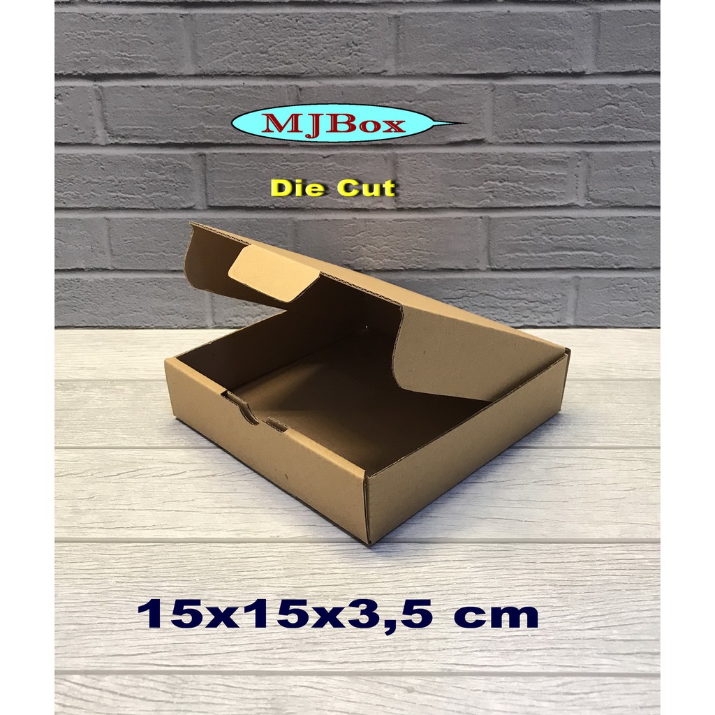 

Kardus 15 x 15 x 3,5 cm...... Die Cut ( untuk pembelian di atas 10 pcs harga lebih murah )
