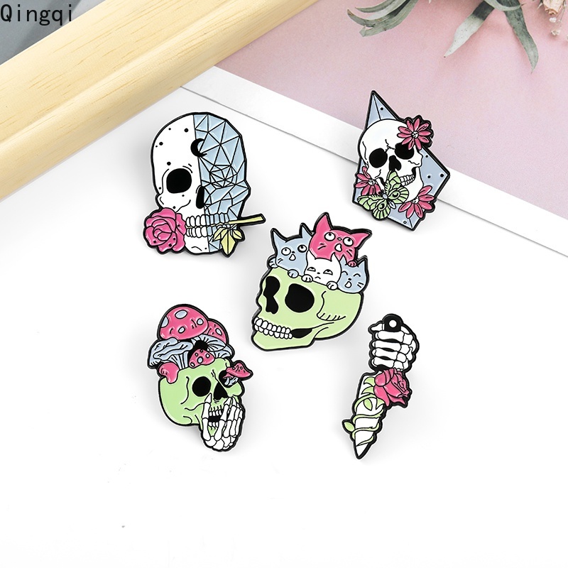 Bros Pin Enamel Desain Peti Mati / Jam Pasir / Hantu / Tengkorak / Vampire / Bulan / Bintang Gaya Gothic Untuk Hadiah