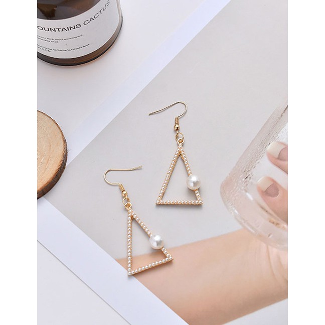 LRC Anting Gantung Fashion Silver Pearl Triangle Geometric Triangle Earrings D73168