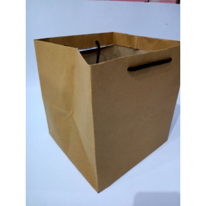 

paperbag / tas kertas ukuran 22*22*22 dg bahan craft 150grm untuk tempat box nasi