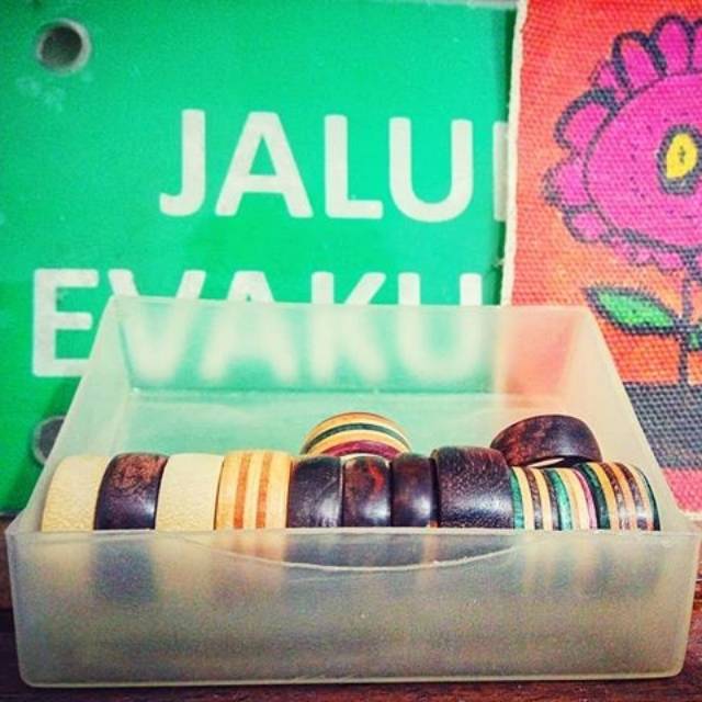 Cincin kayu sonokeling dan papan skateboard