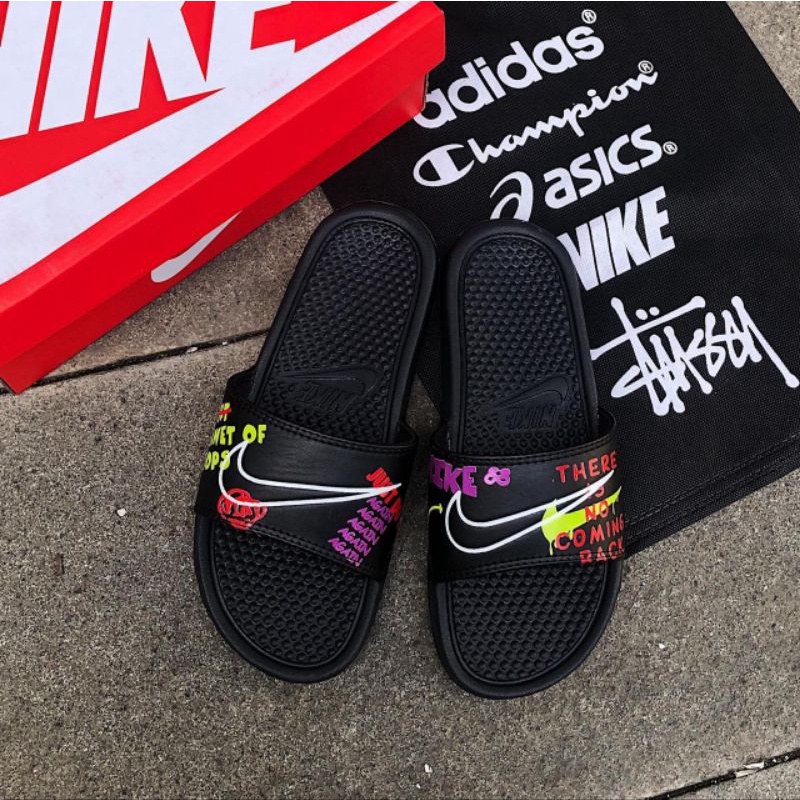 Sandal Nike Benassi Swoosh &quot;Planet Of Hoops&quot;