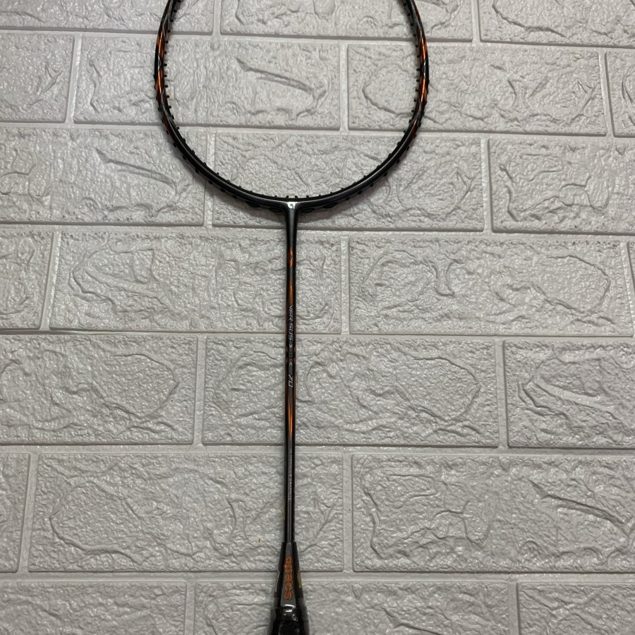 Raket Badminton APACS VERSUS 70 +Senar kuat 35lbs ORIGINAL