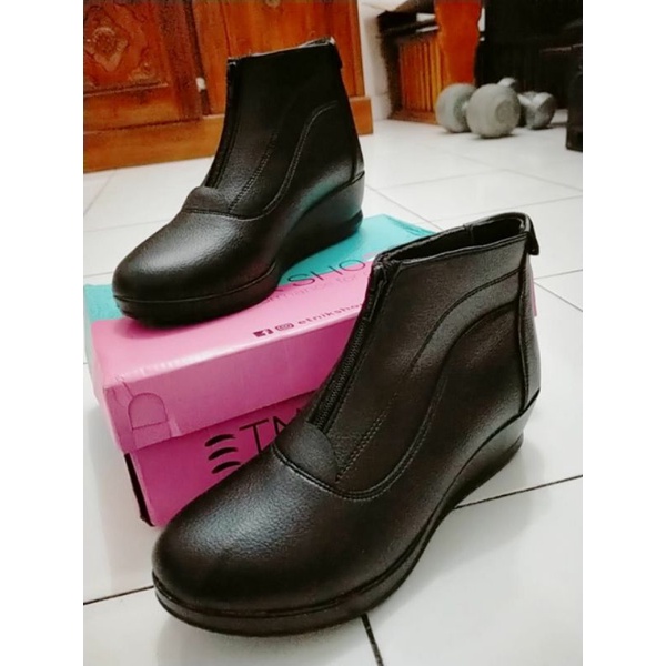 Sepatu Boots Wanita Wedges Sepatu Kerja Wanita Erina Boots Bot wanita But Wanita by Etnikshoes Best Seller