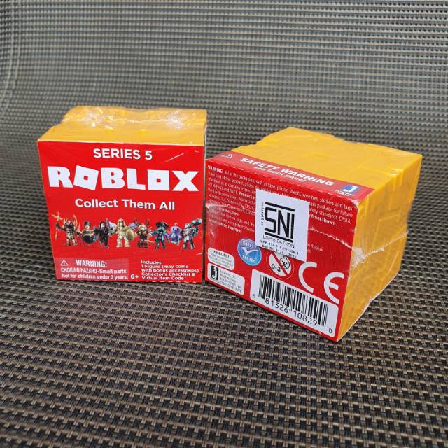 Roblox Figure Series 5 Mystery Pack Yellow Gold Blind Box - pennywise dancing clown roblox