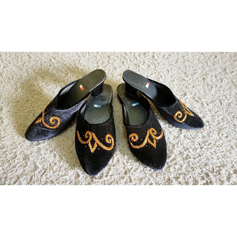 Slop Pengantin Bludru Hitam