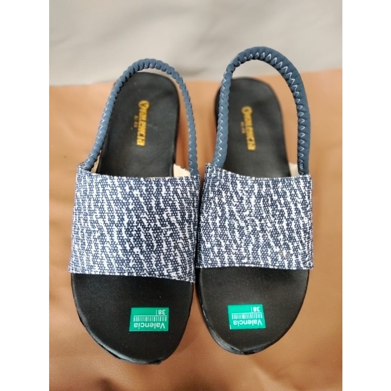 Sandal slip-on tali karet wanita