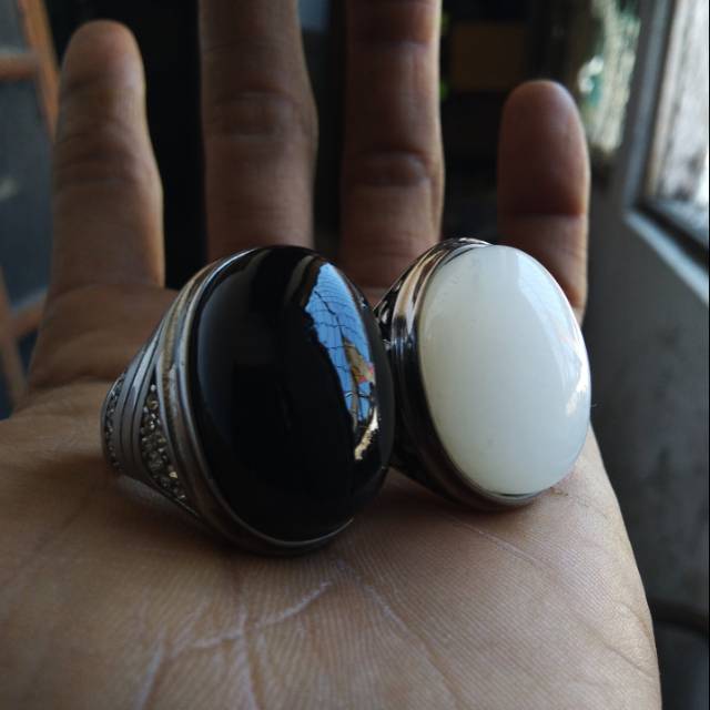 Sepasang Cincin Fosil Kelor vs Fosil Mani Gajah Putih Sumatra Jumbo