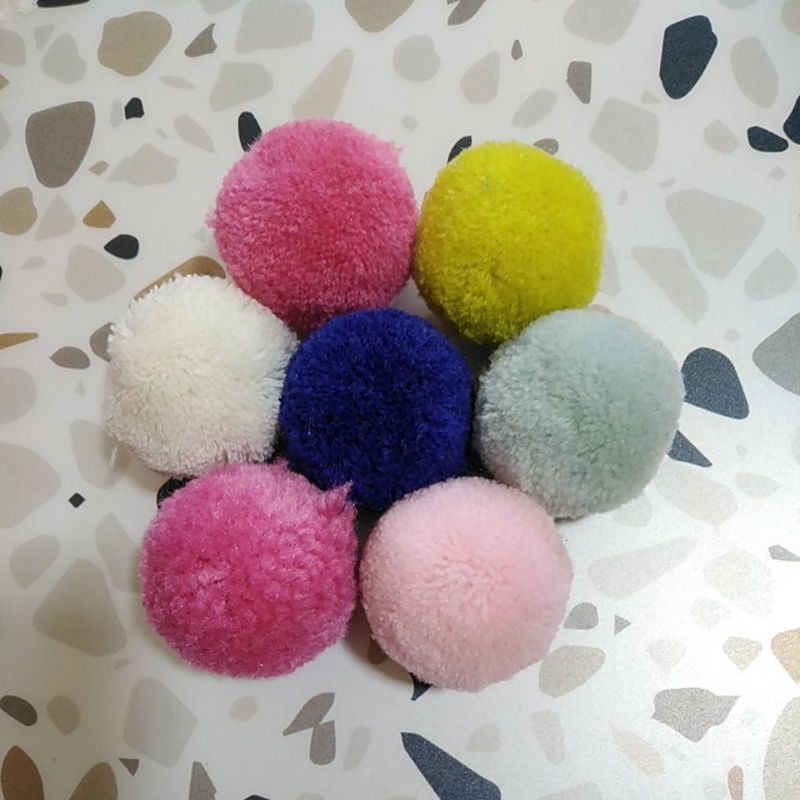 Pompom halus wol jumbo 4 cm per pc