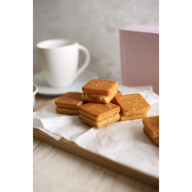 

Momoiro Sando Biscuits (Buttercream and caramel)