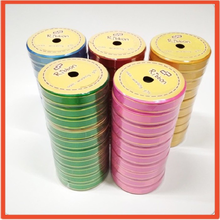 

Pita Kado Warna Polos Motif Garis Emas Lebar 2 cm X Panjang 14 Meter
