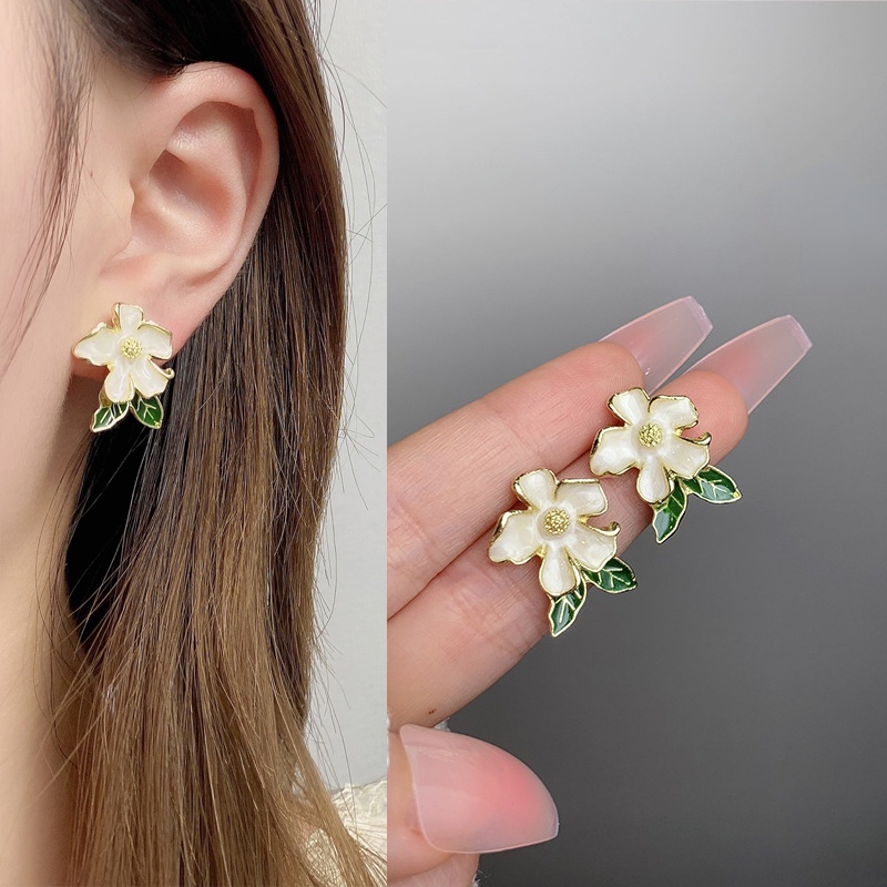 Anting Stud Desain Bunga Gardenia Warna Putih Untuk Aksesoris Perempuan