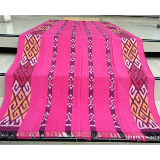 Kain tenun Blanket halusan pink motif Toraja