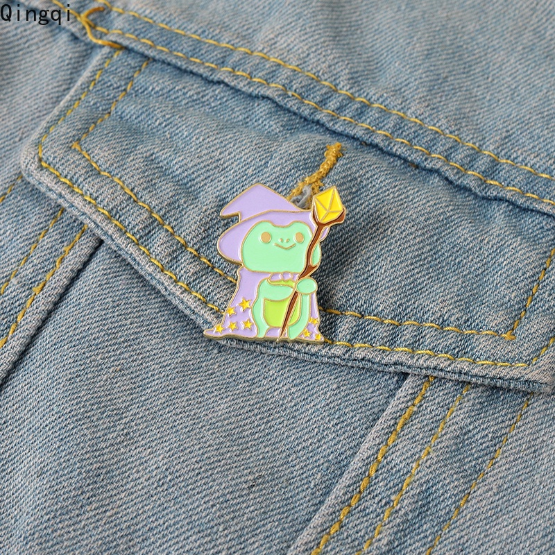 Bros Pin Enamel Desain Kartun Penyihir Katak Magic Lucu Aksesoris Tas Ransel / Hadiah Anak