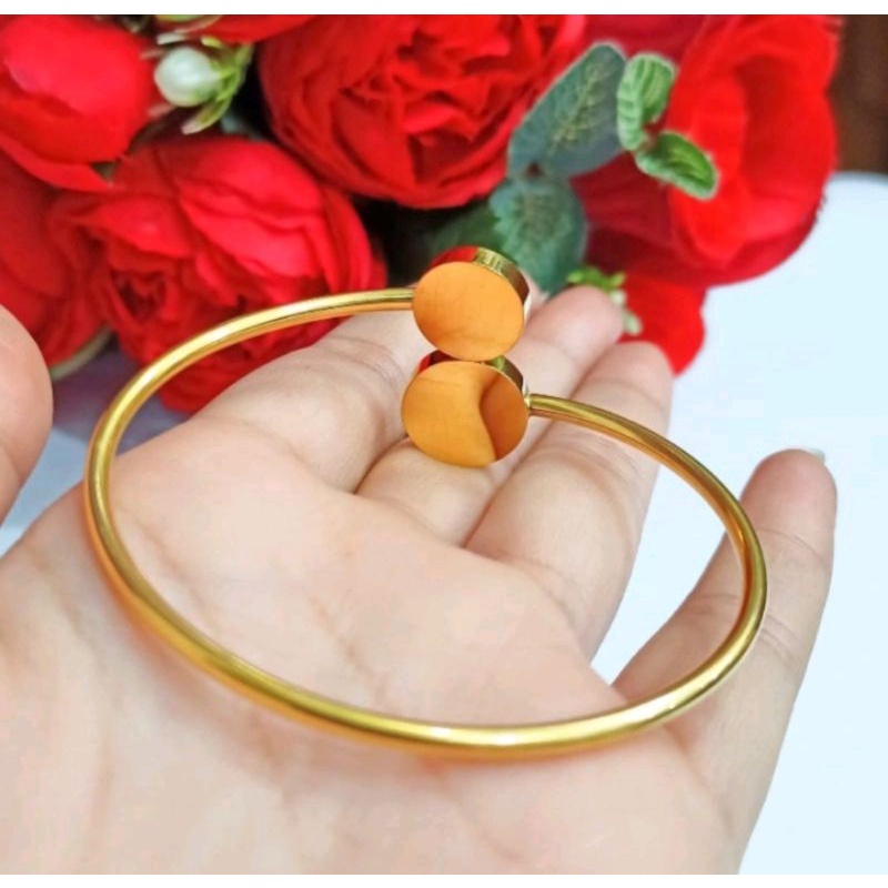 GELANG TITANIUM KESEHATAN TANPA MAGNET MODEL M C I ORIGINAL GOLD DAN SILVER TERBARU TERLARIS ANTI KARAT