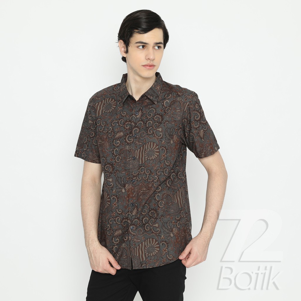 BAJU BATIK COUPLE  Kemeja Rok Lilit Instan Batik Pria Lengan Pendek Premium Motif Balian Abu 725178 Cap 72 - Baju Kemeja Atasan Pakaian Batik Couple Cople Pria Cowok Laki Laki Remaja Keluarga Lengan Pendek Modern Slimfit Premium Kekinian