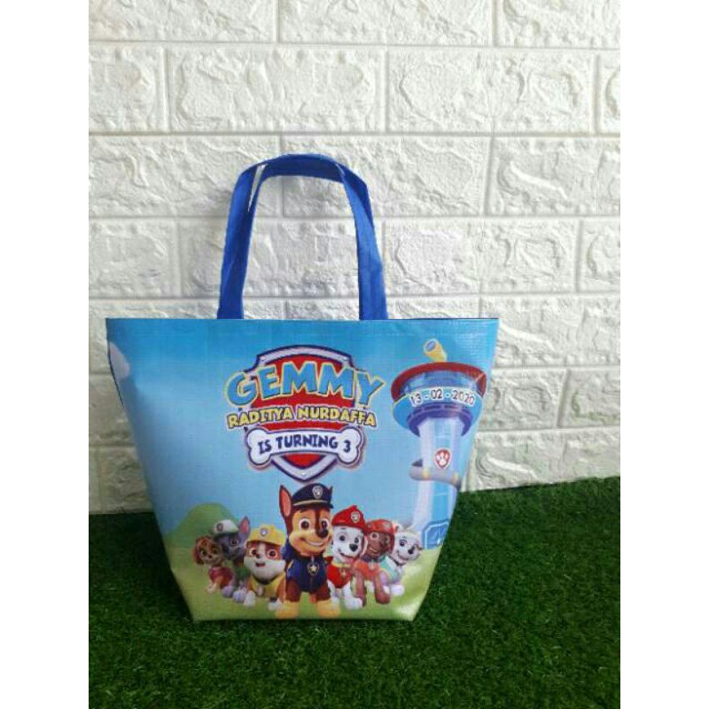 

Tas ultah trapesium spunbond