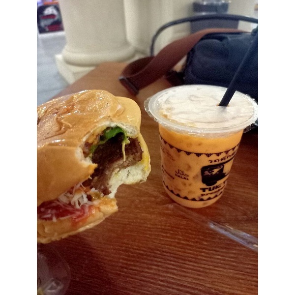 

burger bergizi rasa jigongg dari daging babi pilihan